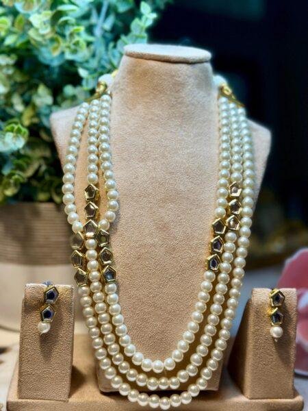 Bollywood India kundan and pearl mala with earrings.